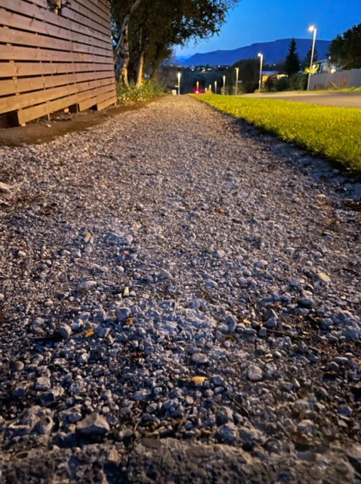 Möl og óslétt yfirborð á göngustíg.